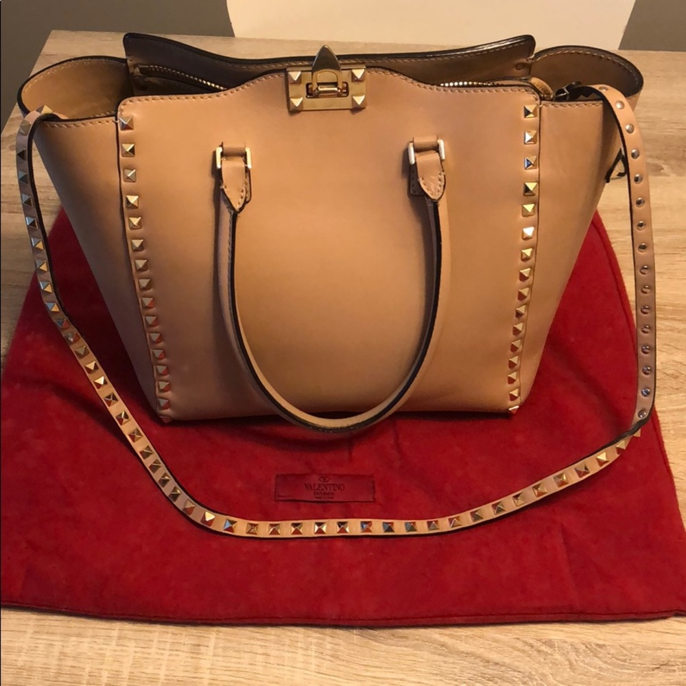 VALENTINO Rockstud Medium Tote in Beige